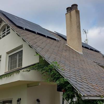 Instalación en vivienda unifamiliar sobre tejado de pizarra en Sant Cugat del Vallès, 9.448kWp, Huawei