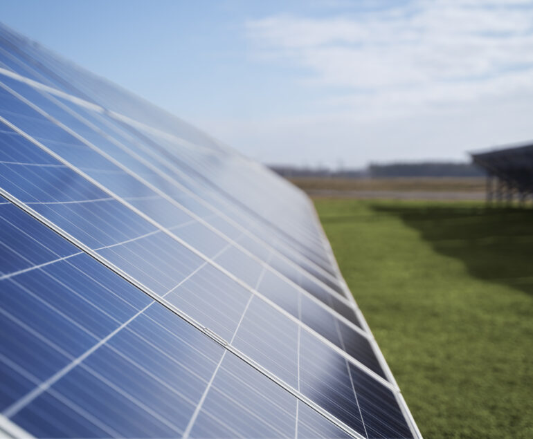 Las renovables superarán los 149 TWh y representarán el 56% del mix energético en España en 2025, según OBS Business School