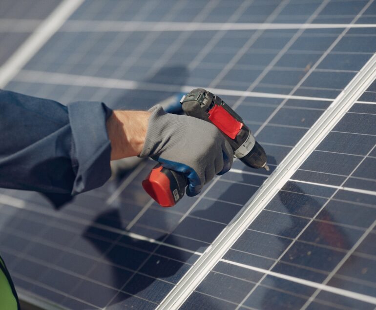 Instal·lar plaques solars el 2026 estalvi energètic, incentius fiscals i assessorament especialitzat mantenen atractiva la inversió