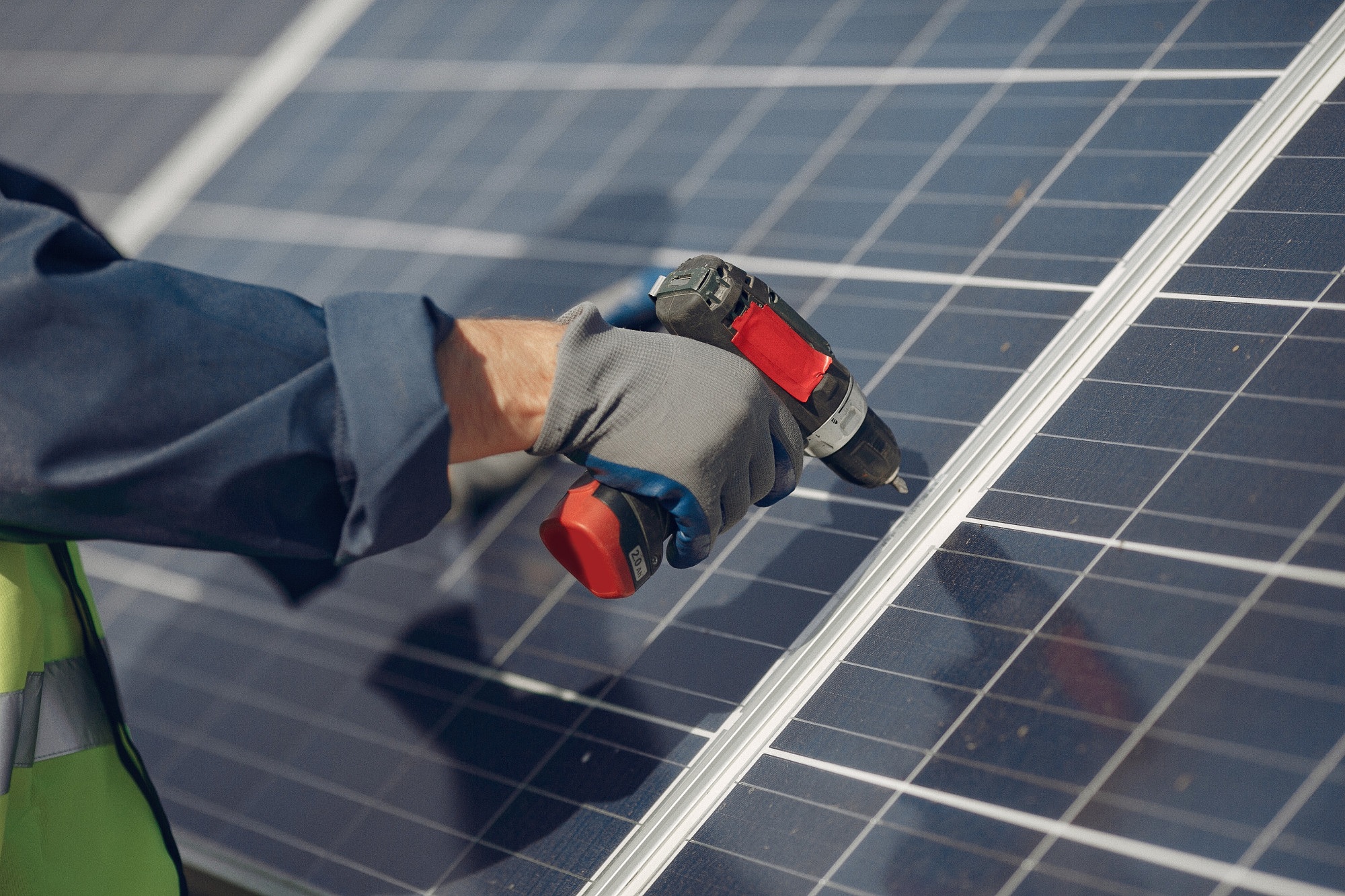 Instal·lar plaques solars el 2026 estalvi energètic, incentius fiscals i assessorament especialitzat mantenen atractiva la inversió